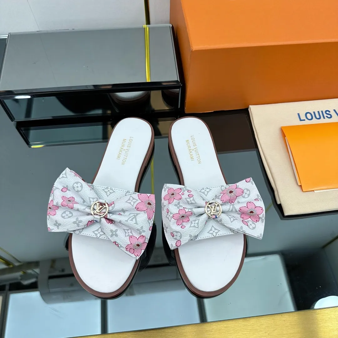 👟👟Ex-factory price 280👟👟 (available all year round) ❥V’s latest popular special material lock it series lock mop, super heavy industry launches! The golden lock on the toe is engraved with the LV letters logo 🔸Number of sizes 34-42) Welcome new and old customers to place orders in the picture above.